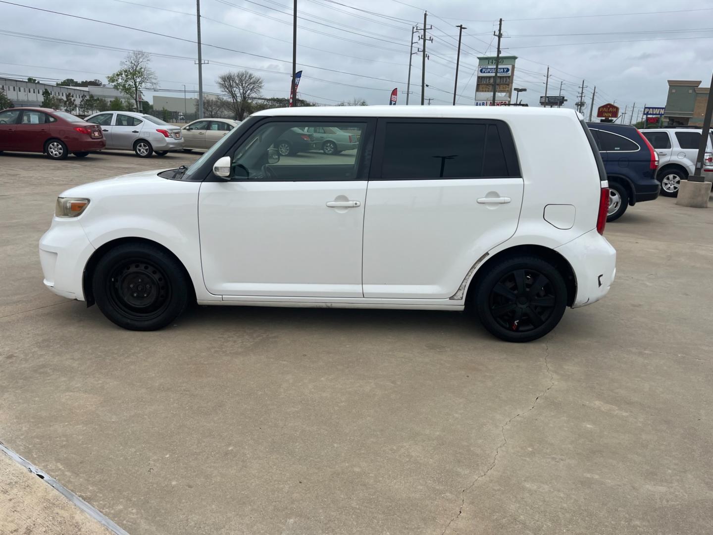 2009 white /black Scion xB Wagon (JTLKE50E591) with an 2.4L L4 DOHC 16V engine, Automatic transmission, located at 14700 Tomball Parkway 249, Houston, TX, 77086, (281) 444-2200, 29.928619, -95.504074 - Photo#3